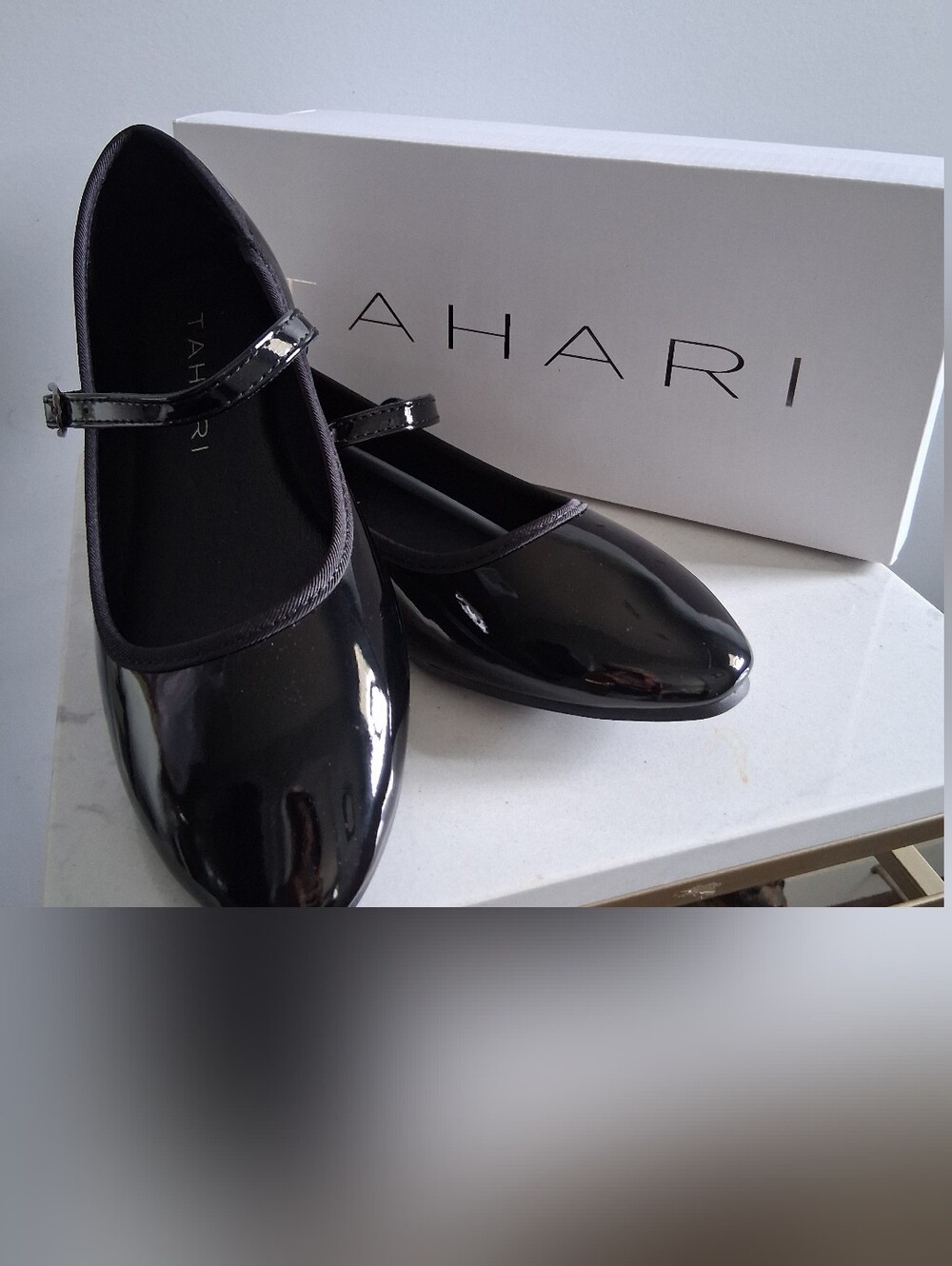 TAHARI VIENNA BLACK PATENT FLATS-SIZES 6, 6.5, 7.5 - Picture 2 of 6